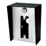 Gabinete para Montaje en Poste ENFORCER / Carcasa de Acero con Pintura en Polvo / Placa Frontal de Acero Inoxidable con Bisagra / IP65 Impermeable / Incluye Herrajes de Montaje y 2 Llaves / Compatible con Dispositivos de Formato Angosto y Ancha