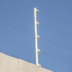Aislador de Paso Blanco reforzado para cercos eléctricos, resistente al clima extremoso - Image 4